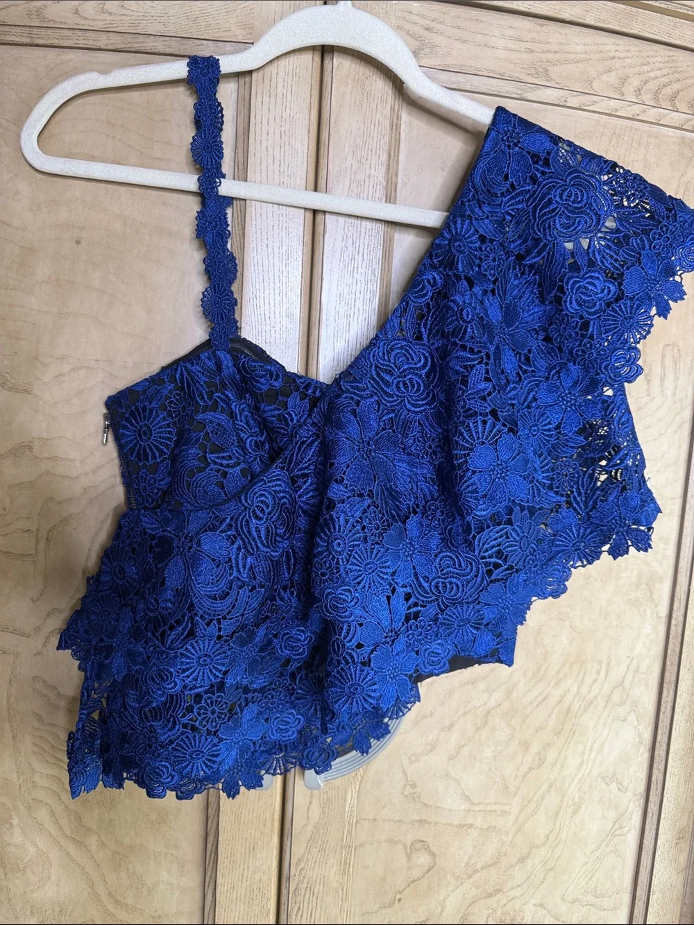 🇺🇸 FLASH SALE! ALICE + OLIVIA 🔥 SABA ONE SHOULDER RUFFLE TOP